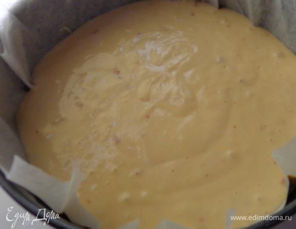 Начать лучше с выпечки основы. Яйца взбить с солью и сахаром, добавить сметану, растительное масло и томатный соус. Добавить просеянную муку и разрыхлитель.  Все тщательно перемешать. Тесто довольно жидкое, поэтому разъемную форму проложить бумагой для выпечки. Печь при 180 градусах минут 30. Форма 20 см.