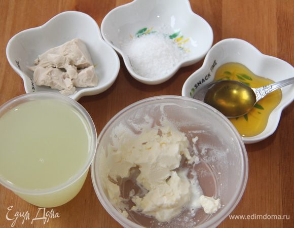 Соединить тёплую сыворотку, воду, мёд, соль, сливочное масло (у меня домашнее) и свежие дрожжи.
При желании сыворотку можно полностью заменить на воду.