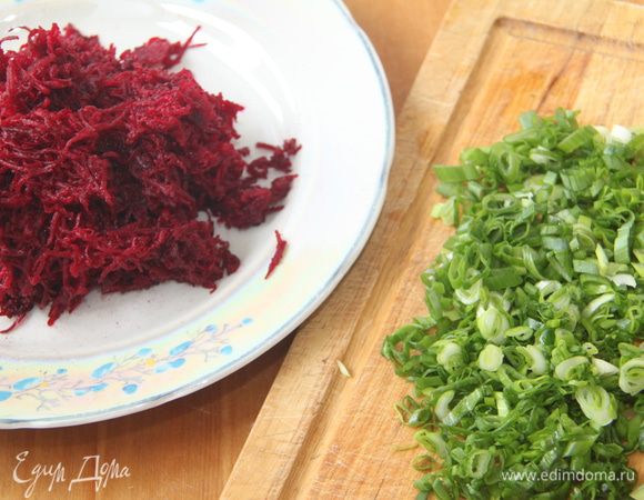 Свежую свёклу (вес дан в очищенном виде) натереть на мелкой тёрке. Зелёный лук мелко нарезать.