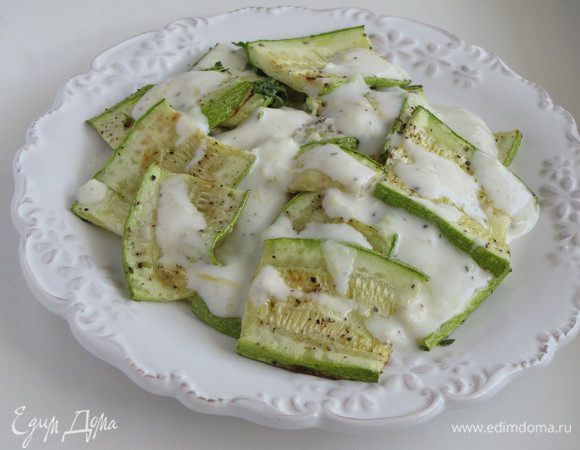 Кабачки выложить на блюдо, полить йогуртовой заправкой, посыпать мелко нарезанной мятой и убрать в холодильник на пол часа.