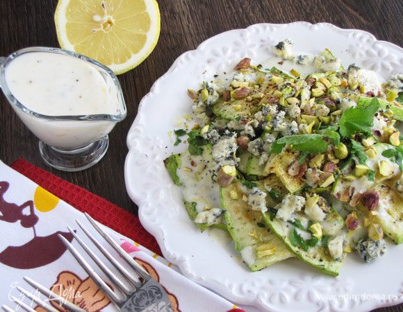 Охлажденные кабачки посыпать раскрошенным сыром с голубой плесенью и рубленными фисташками. Приятного аппетита!