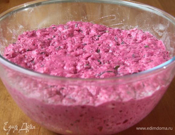 Через 2 часа хлеб замечательно подошёл, увеличился в объёме в 2,5 раза.
Цвет и запах у теста - как у свекольного салата с майонезом :) 