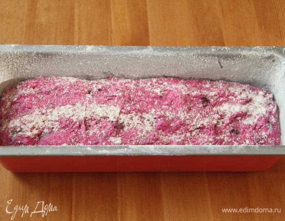 Форму для хлеба (объёмом 1,8-2 л) слегка смазать растительным маслом, присыпать ц/з мукой. Выложить тесто в форму. Сверху слегка присыпать ц/з мукой. Прикрыть полотенцем. Оставить на расстойку на 1 час..