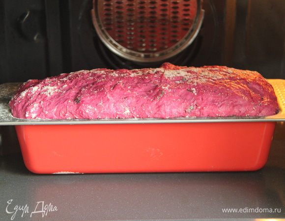 Выпекать в максимально нагретой духовке (у меня 250*С) 10 минут, затем снизить температуру до 180*С и выпекать ещё 30 минут.