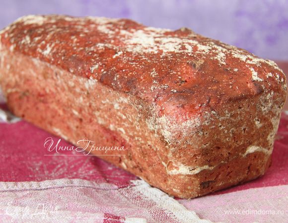 Готовый хлеб выложить на решётку, дать полностью остыть.
Хлеб очень вкусный! Мякиш нежный, корочка хрустящая. Но больше всего хлеб удивил в разрезе: думала, будет розовым, как тесто, а мякиш оказался белым с вкраплениями свёклы!
Приглашаю вас попробовать этот замечательный хлебушек :)
