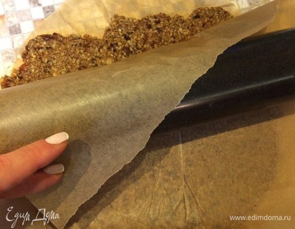 Ой да, мы же про Тарт :) Раскатываем наше финико-тутовничное "тесто" между двумя листами кулинарной бумаги. Техника работы, как с песочным тестом.