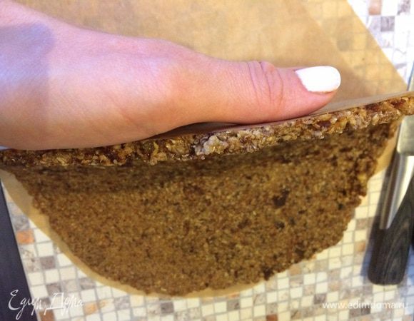 Перенести в раздвижную форму можно и на скалке, хотя и так оно прекрасно держится и не рвется при переноске. 