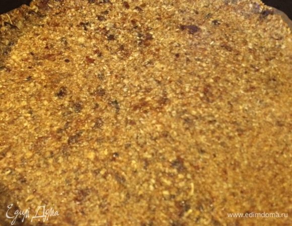 Делаем типа бортики небольшие. При раскатке прикидывайте размер формы + 2 см по периметру и их собственно и загибаем бортиком. 