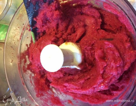 Дальше события молниеносно развиваются:
Малиновая глазурь: всё по списку, 1 минута в мощном блэндере и Готово!