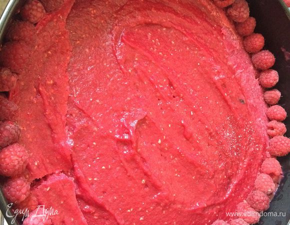 Включаем интуицию и усиливаем её кое-каким, но глазомером, отмеряем половину глазури, наносим на корж - она по идее как густое мягкое мороженное. И по бортику пустите свежую малину одним рядом из той малины, что в украшения заныкана.