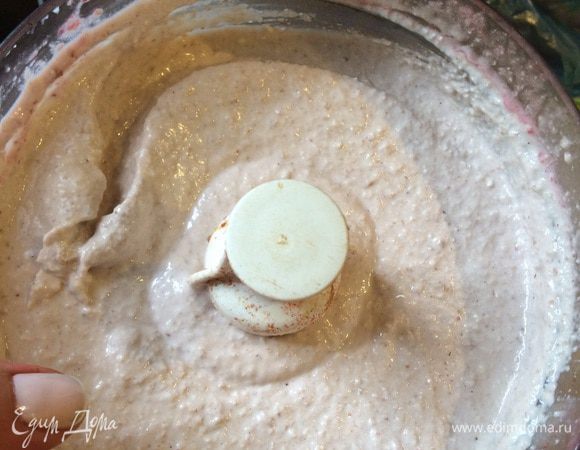 Я надеюсь вы посмотрели этот шоколадно-морковный торт? 👉👉👉 http://www.edimdoma.ru/retsepty/74917-veganskiy-syroednyy-shokoladno-morkovnyy-tort
Кому лень, понимаю, поэтому без почемушек - кешью замоченные в чистой воде или воде кокоса от 2-х часов до ночи (у нас дома теперь перманентно в холодильнике живут разные замоченные орехи), а замороженные бананы 🍌🍌🍌  в пакетах или контейнерах в тех же временных (или как у меня постоянных) коридорах :) 
Почему? 👆👆👆👆👆 Рецепт пожалуйста посмотрите, там подробно про must have и сам рецепт хороший, простите за самохвал. ☺️
Итак "сливочный" веганский крем: всё по списку, 2 минуты в мощном блэндере и готово! Это божественный крем!