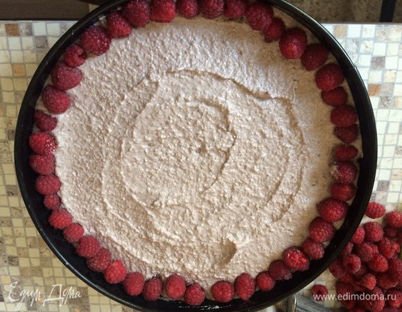 Весь его целиком на глазурный слой. И можно еще ряд малины (ну вдруг вам соседи ведро малины с дачи подарили).