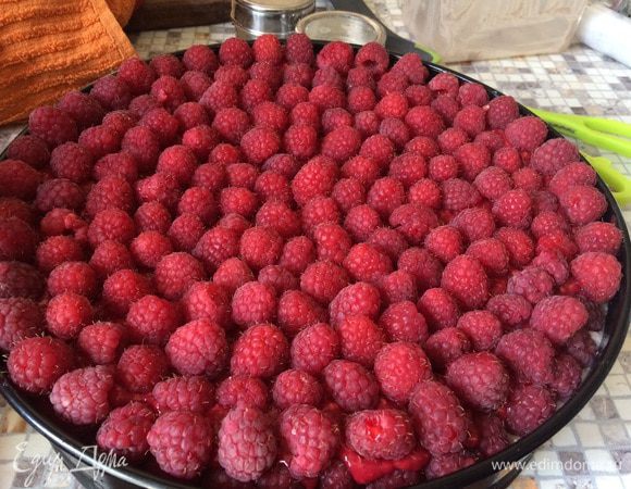 И вот. Кутаем пищевой пленкой, в морозилку на час-два. И можно резать и есть :)