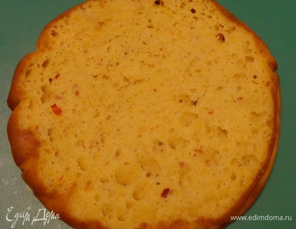 Готовый бисквит остудить и разрезать на 3 коржа. Коржи получаются очень пористые и чуть влажные.