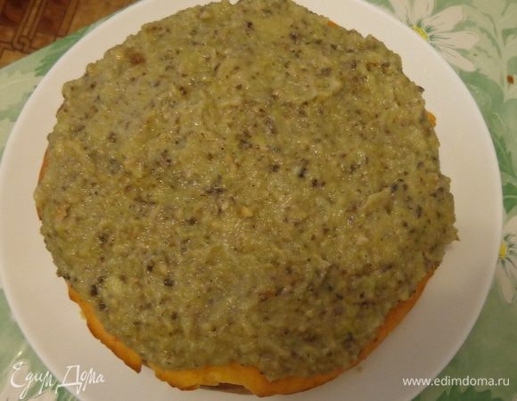 Сделать кабачково-грибной крем. Кабачки потереть на терке, обжарить с луком. Шампиньоны почистить, порезать о обжарить. Смешать с кабачками, посолить, поперчить по вкусу и измельчить в блендере. Добавить пару ложек пюре, чтобы лучше держалась форма. Нанести этот крем на средний корж. 