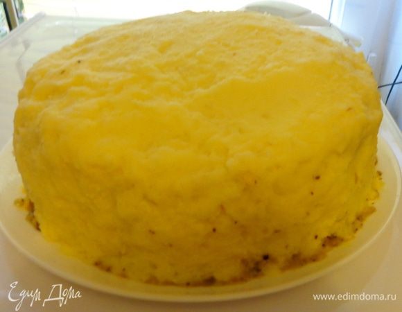 Верхний корж покрыть пюре, нанести его также на бока и дать немного постоять, чтобы пюре "окрепло".