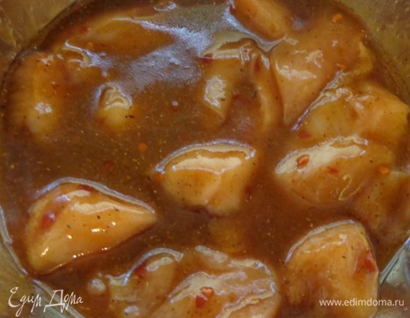 Пока все это делается, куриное филе нарезать на кусочки и замариновать. Для маринада смешать соевый соус, растительное масло, приправы и мелко нарезанный чеснок. Дать постоять 1 час.