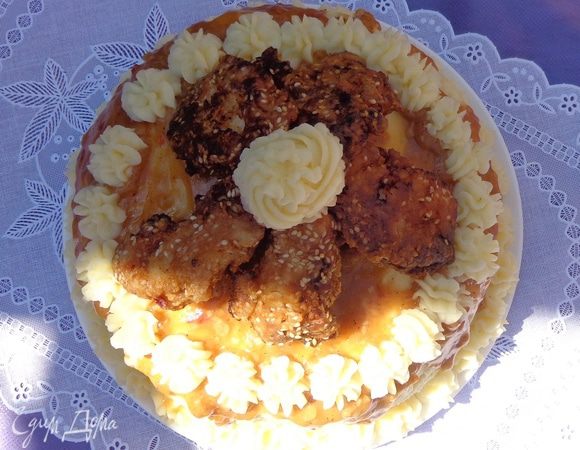 Начать оформление торта. Остатки маринада протушить до загустения и полученной "глазурью" залить верх. На глазурь установить кусочки курицы. Край оформить из кулинарного шприца  остатками пюре. 