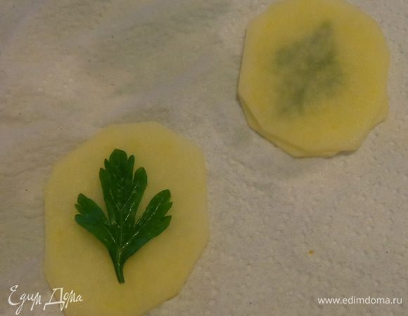 При подаче можно не полениться и часть пюре окрасить соком свеклы. Также можно сделать картофельные чипсы с зеленью. Сырую картошку порезать ОЧЕНЬ тонко. Проложить листики петрушки или кинзы между ломтиками, прижать их.