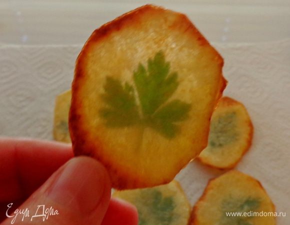 Обжарить до легкой золотистости по краям, присолить. Получается очень интересно, гостям обязательно понравится!