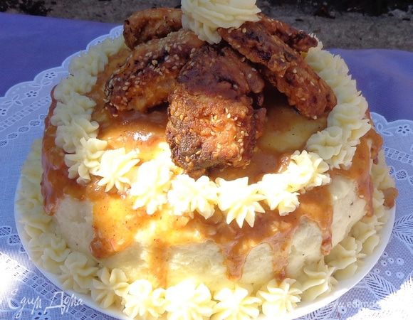 Низ торта тоже украсить цветочками.