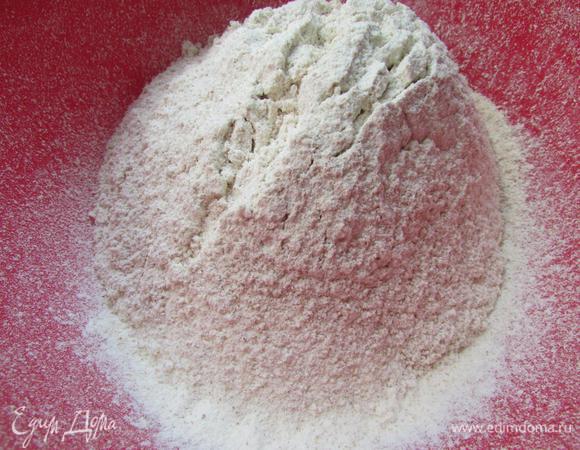 Просеять оба вида муки.