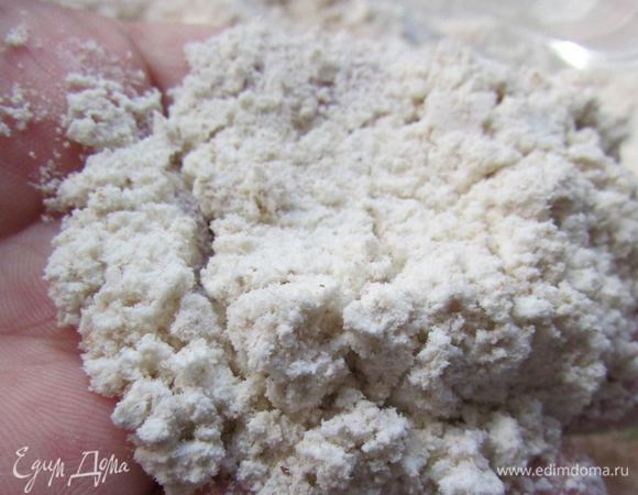 Дрожжи втереть в муку, чтобы получилась крошка.
