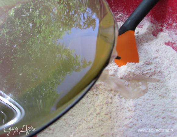 Медовую воду (кусочек природы отразился) влить в мучную смесь. И замесить тесто.