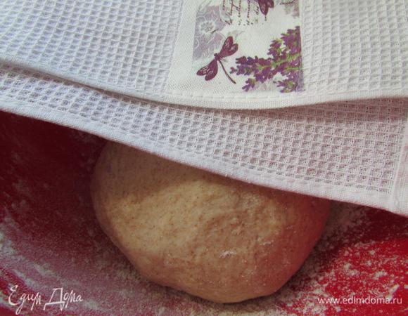Сформовать из него шар, выложить в миску, присыпанную мукой. Накрыть полотенцем и убрать в теплое место на 45 минут.