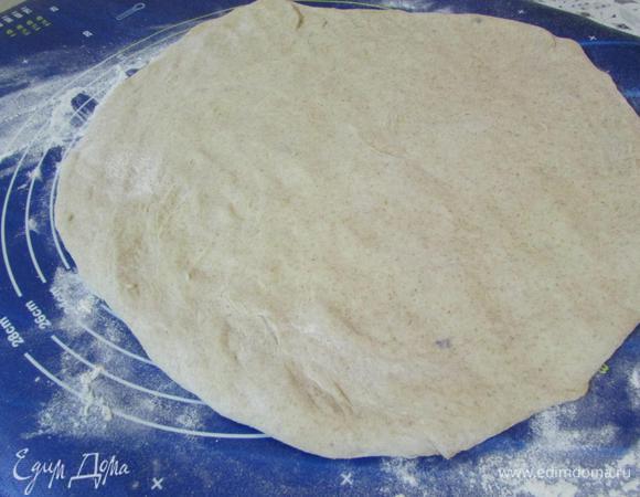 Затем тесто выложить на рабочую поверхность, размять его руками.