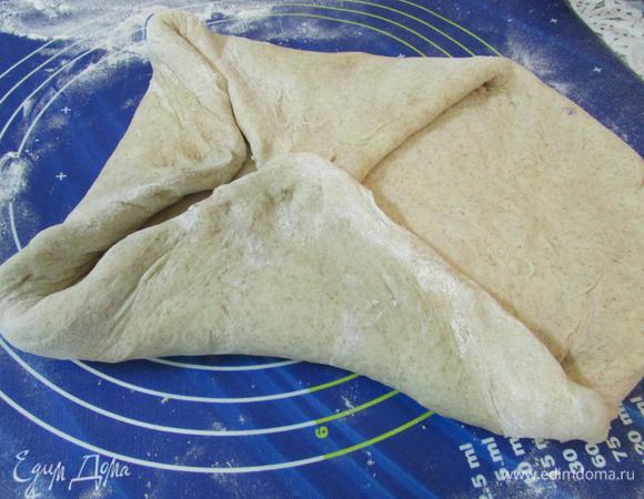 Завернуть "углы" к центру, сформировать квадрат из теста, верх присыпать мукой.