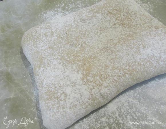 Выложить хлеб на противень швами вниз, припылить мукой, накрыть полотенцем и убрать в теплое место на 1-1,5 часа, пока тесто не увеличится в объеме почти вдвое.