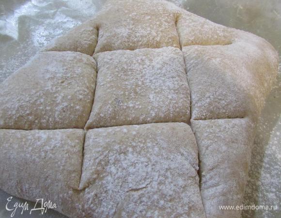 Разогреть духовку до 200 градусов. Хлеб надсечь двойным крестом и отправить в духовку. Выпекать 25-30 минут.