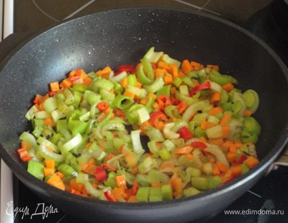 Морковь нарезать мелкими кубиками. Лук, думаю, можно любой. Просто у меня был порей, вот я его и использовала. Перчик очистить от семян и мелко нарезать. Все овощи потушить в сковороде на растительном масле минуты 3.