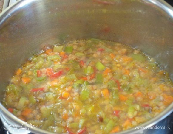Добавить красную чечевицу (можно и желтую - мне нравятся эти сорта из-за быстроты разваривания) и залить горячей водой так, чтобы она покрывала все овощи. Дать закипеть и готовить на медленном огне 10 минут.