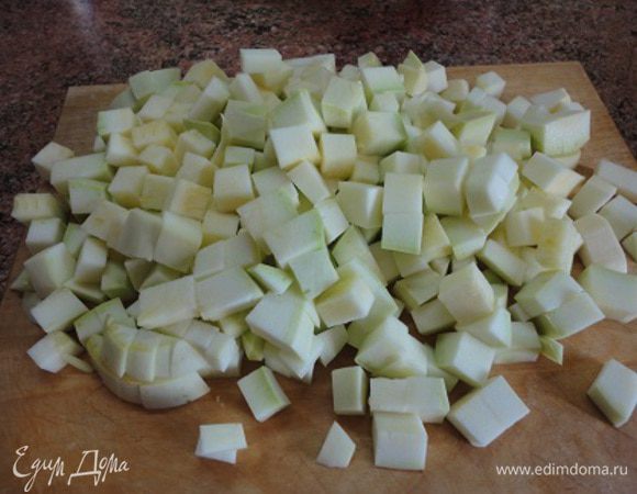 Этого времени будет как раз достаточно для того, чтобы нарезать кабачки кубиками.