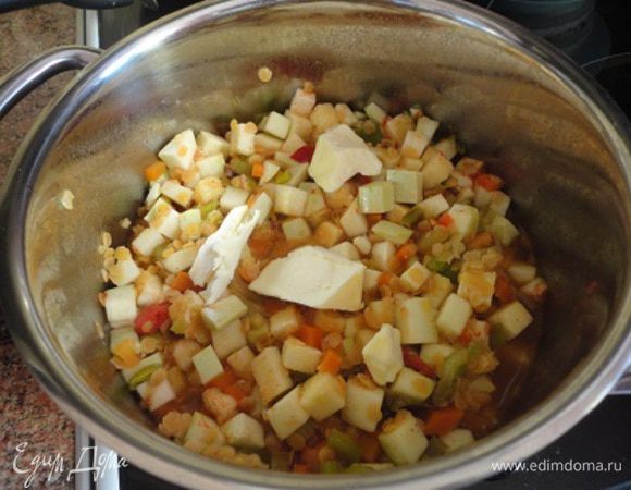 Выложить кабачки к чечевице с овощами, добавить паприку, соль, перец, базилик и сливочное масло. Перемешать, довести до кипения, убавить нагрев и проварить минут 5 - этого вполне достаточно, чтобы кабачки стали мягкими.