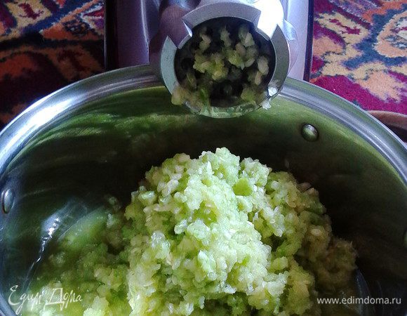 Кабачки помыть, перекрутить через мясорубку и варить 3 часа на маленьком огне.