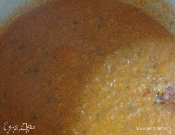 По истечении этого времени добавить остальные составляющие (соль, сахар, майонез, томатную пасту, уксус, растительное масло, измельченный чеснок) и варить ещё 30 минут. Готовую икру поместить в подготовленные банки и закатать. У меня вышло 6 баночек по 0,5 л. Зима будет вкусной!