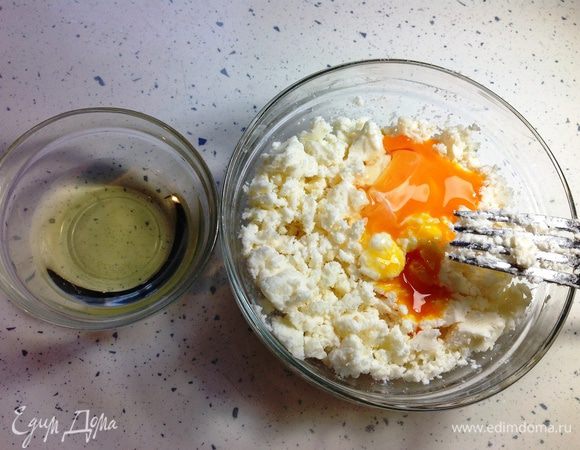 Приготовим начинку. Сыр размять вилкой, смешать с желтком. Белок вылить в плоское блюдце. 