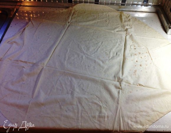 В оригинальном турецком рецепте используется тесто юфка (Yufka). Оно имеет круглую форму (именно его я использую в рецепте). Но если у вас в наличии тесто фило квадратной/прямоугольной формы, то нарежьте его на треугольники  с основанием примерно 12-13 см и высотой 18-20 см.