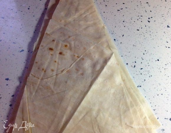 Сложить треугольники теста друг на друга, чтобы они не высохли во время разделывания.