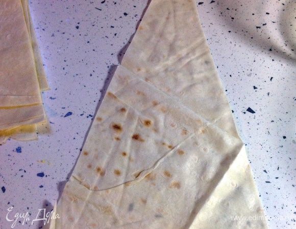 Начинаем скручивать рулетик. Сделать 2-3 оборота. 