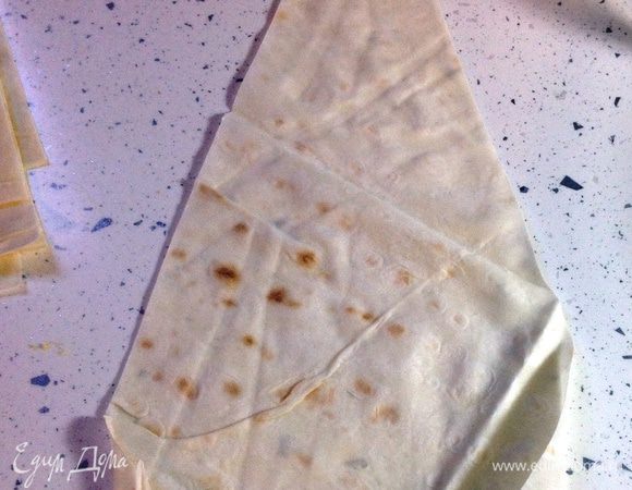 Подогнуть края во внутрь треугольника (которые мы оставили без начинки).