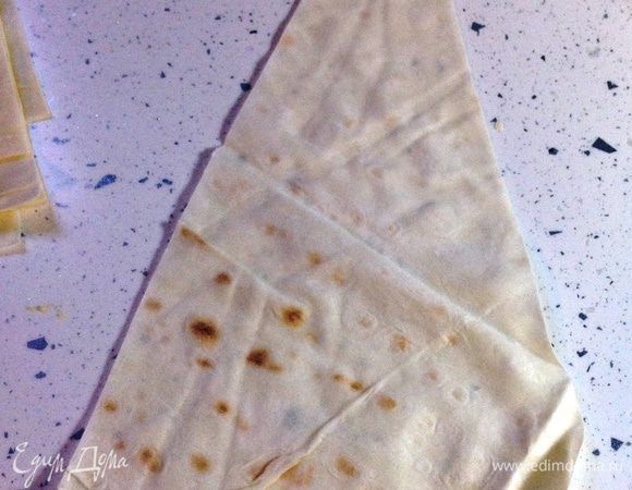 Продолжать скручивать почти до конца. 