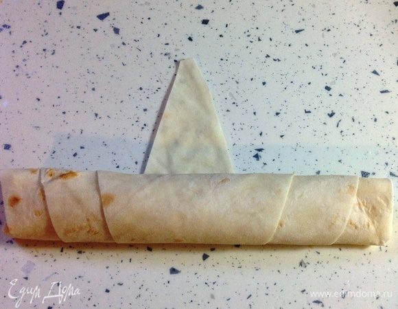 Оставить свободным небольшой кончик. Обмакнуть его внутренней стороной в белок.