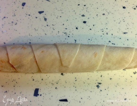 Скрутить полностью, закрепив кончик с помощью белка. Получается вот так. 