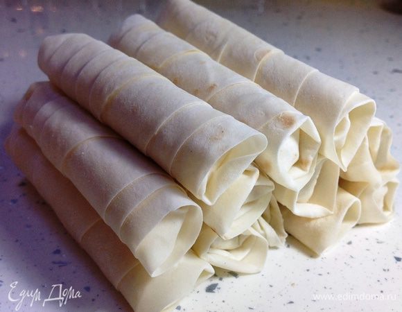 Сложить стопкой на стол.
** Если вы планируете заморозить сигара бёрек, то ровно укладывайте его в сухой пластиковый контейнер с плотной крышкой. 