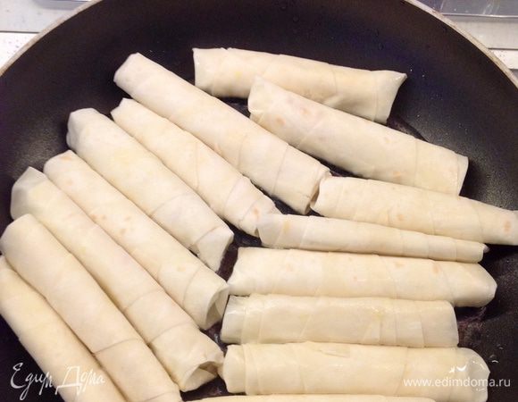 На сковороде разогреваем растительное рафинированное масло без запаха (его должно быть на поверхности примерно 0,5-1 см). Огонь чуть меньше среднего. Обжарить до золотистой корочки с одной стороны, затем, перевернув, с другой. Выложить на бумажное полотенце, чтобы впитался излишек жира. 
** Обжаривать можно также во фритюрнице, либо на противне в духовке, уложив бёрек в один слой и полив маслом. 