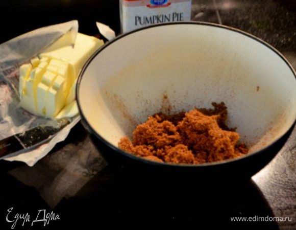 Растопить шоколад на водяной бане со сливочным маслом 2 ст. л. Перемешать. Снять с огня.
